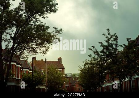 Quartier avec maisons victoriennes à Londres, Royaume-Uni Banque D'Images