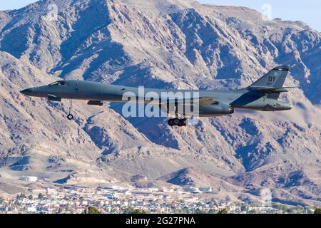 Un U.S. Air Force B-1B Lancer en approche finale de la Nellis Air Force Base, au Nevada. Banque D'Images