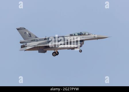 Un faucon de combat F-16D de l'armée de l'air du Pakistan. Banque D'Images