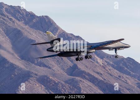 Un U.S. Air Force B-1B Lancer en approche finale de la Nellis Air Force Base, au Nevada. Banque D'Images