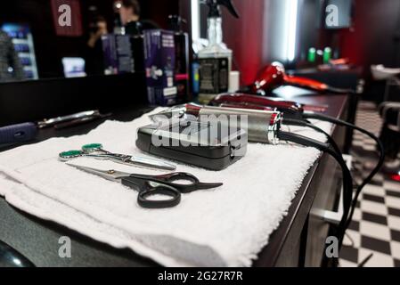 Coupe de cheveux pour hommes les outils reposent sur une serviette blanche Banque D'Images