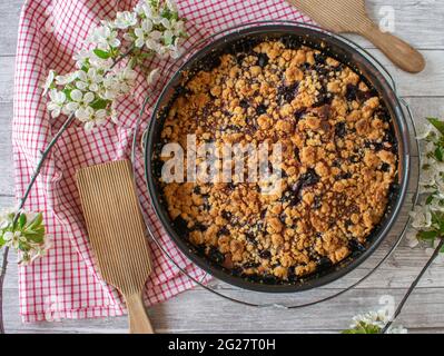 Gâteau aux cerises frais traditionnel servi dans un tremplin ou une plaque de cuisson sur fond de table rustique Banque D'Images