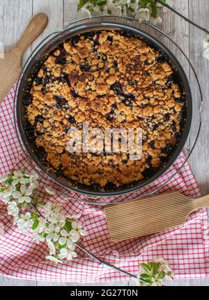 Gâteau aux cerises frais traditionnel servi dans un tremplin ou une plaque de cuisson sur fond de table rustique Banque D'Images