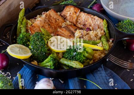 Filet de saumon sauvage avec riz brun et légumes verts. Repas santé Banque D'Images