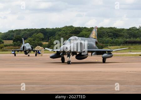 Deux taxis de l'armée de l'air turque F-4e Phantom IIS après l'atterrissage. Banque D'Images