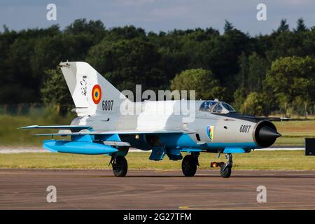 Un taxi de la Force aérienne roumaine MIG-21 lancer après l'atterrissage. Banque D'Images