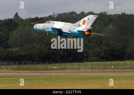 Un lance MIG-21 de la Force aérienne roumaine prend son envol. Banque D'Images