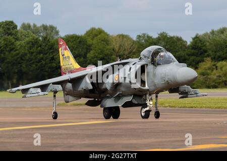 Un taxi EAV-8B+ Harrier II de la Marine espagnole après l'atterrissage. Banque D'Images