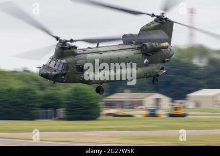 Un Chinook de la Royal Dutch air Force CH-47 part de RAF Fairford. Banque D'Images
