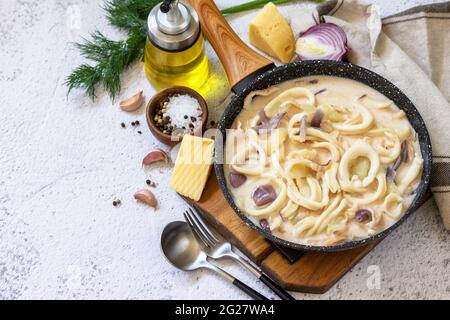 Régime de Keto, déjeuner. Le calmar est accompagné d'une sauce au fromage à la crème sure sur une table en pierre grise. Copier l'espace. Banque D'Images