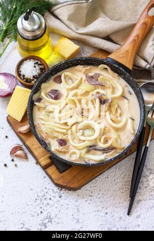 Régime de Keto, déjeuner. Le calmar est accompagné d'une sauce au fromage à la crème sure sur une table en pierre grise. Copier l'espace. Banque D'Images