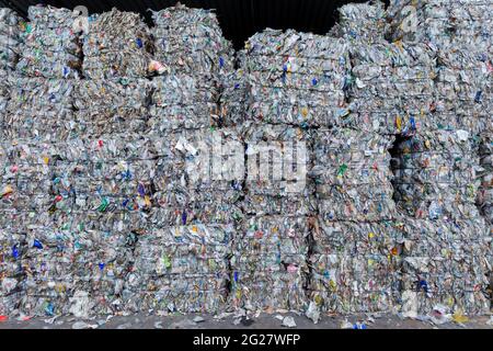 Erftstadt, Allemagne. 08 juin 2021. Des stands de déchets d'emballage triés pressés à côté d'un hall après qu'il ait été séparé dans l'usine de tri de la société d'élimination des déchets REMONDIS. Credit: Rolf Vennenbernd/dpa/Alay Live News Banque D'Images