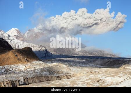 Éruption de nuages de cendres provenant du dôme de lave du volcan Shiveluch, Russie. Banque D'Images