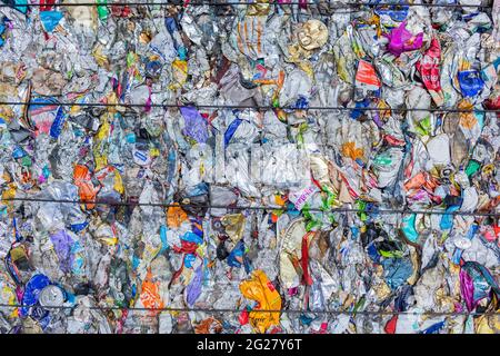 Erftstadt, Allemagne. 08 juin 2021. Des stands de déchets d'emballage triés pressés à côté d'un hall après qu'il ait été séparé dans l'usine de tri de la société d'élimination des déchets REMONDIS. Credit: Rolf Vennenbernd/dpa/Alay Live News Banque D'Images