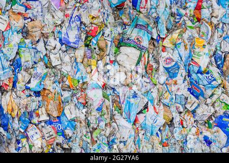 Erftstadt, Allemagne. 08 juin 2021. Des stands de déchets d'emballage triés pressés à côté d'un hall après qu'il ait été séparé dans l'usine de tri de la société d'élimination des déchets REMONDIS. Credit: Rolf Vennenbernd/dpa/Alay Live News Banque D'Images