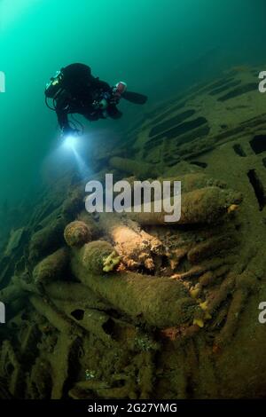 Plongeur explorant l'épave du SS Laurentic Ocean liner coulé pendant la première Guerre mondiale. Banque D'Images