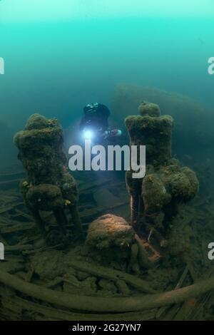 Plongeur explorant l'épave du SS Laurentic Ocean liner coulé pendant la première Guerre mondiale. Banque D'Images