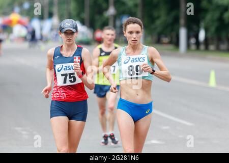 SUMY, UKRAINE - 6 juin 2021: Les leaders de 20km de course marchent femmes championnat Lyudmyla Olyanovska 89 et Olena Sobchuk 75 Banque D'Images