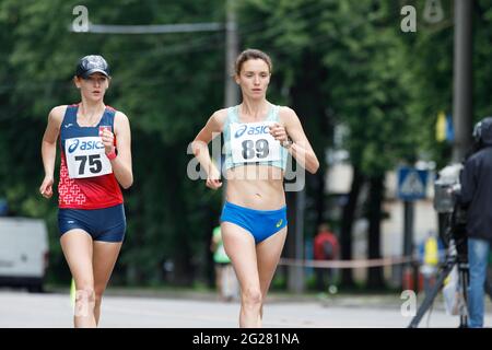 SUMY, UKRAINE - 6 juin 2021: Les leaders de 20km de course marchent femmes championnat Lyudmyla Olyanovska 89 et Olena Sobchuk 75 Banque D'Images