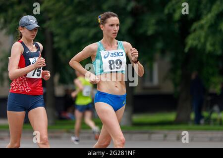 SUMY, UKRAINE - 6 juin 2021: Les leaders de 20km de course marchent femmes championnat Lyudmyla Olyanovska 89 et Olena Sobchuk 75 Banque D'Images