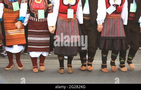 Groupe folklorique de Serbie habillés en vêtements traditionnels est préformage danses nationales serbes. Banque D'Images