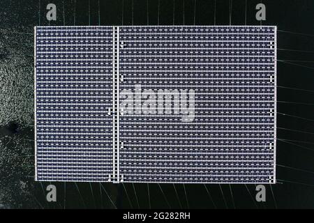 Panneaux solaires flottants dans un grand réservoir d'eau, vue aérienne. Banque D'Images