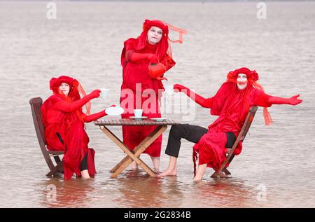 La Brigade rouge Rebel tient une manifestation « Tea in the Sea » à Belfast Lough, à Seapark, Co. Down, avant le sommet du G7 pour souligner la montée du niveau de la mer. Banque D'Images