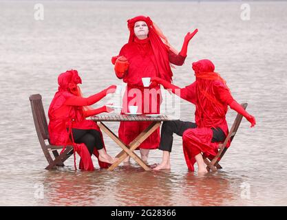 La Brigade rouge Rebel tient une manifestation « Tea in the Sea » à Belfast Lough, à Seapark, Co. Down, avant le sommet du G7 pour souligner la montée du niveau de la mer. Banque D'Images