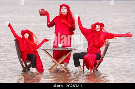 La Brigade rouge Rebel tient une manifestation « Tea in the Sea » à Belfast Lough, à Seapark, Co. Down, avant le sommet du G7 pour souligner la montée du niveau de la mer. Banque D'Images