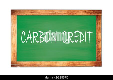 TEXTE DE CRÉDIT DE CARBONE écrit sur le tableau noir de l'école de cadre en bois vert. Banque D'Images