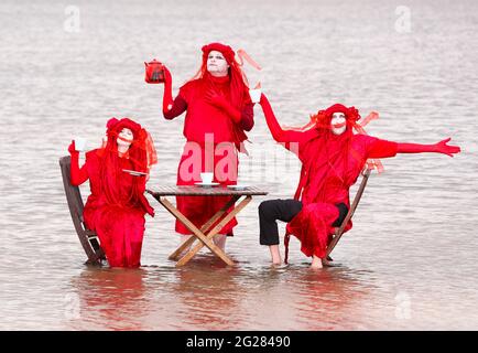 La Brigade rouge Rebel tient une manifestation « Tea in the Sea » à Belfast Lough, à Seapark, Co. Down, avant le sommet du G7 pour souligner la montée du niveau de la mer. Banque D'Images