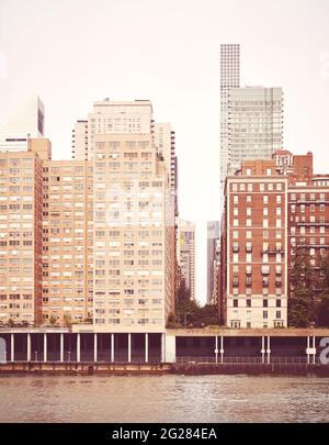 Bâtiments résidentiels le long du front de mer de East River, image rétro aux couleurs, New York City, États-Unis. Banque D'Images