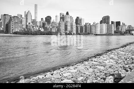 Image en noir et blanc de l'horizon de Manhattan vue de Roosevelt Island, New York, États-Unis. Banque D'Images