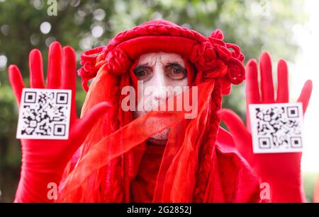 La Brigade rouge Rebel tient une manifestation « Tea in the Sea » à Belfast Lough, à Seapark, Co. Down, avant le sommet du G7 pour souligner la montée du niveau de la mer. Banque D'Images