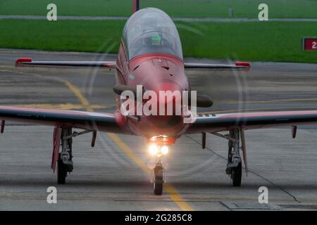 Avion d'entraînement PC-21 de la Force aérienne suisse sur la ligne de vol, Emmen, Suisse. Banque D'Images