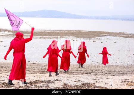 La Brigade rouge Rebel tient une manifestation « Tea in the Sea » à Belfast Lough, à Seapark, Co. Down, avant le sommet du G7 pour souligner la montée du niveau de la mer. Banque D'Images