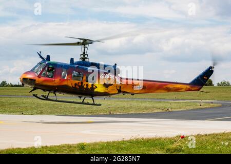 L'armée allemande UH-1D Huey dans les couleurs d'adieu. Banque D'Images