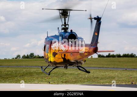 L'armée allemande UH-1D Huey dans les couleurs d'adieu. Banque D'Images