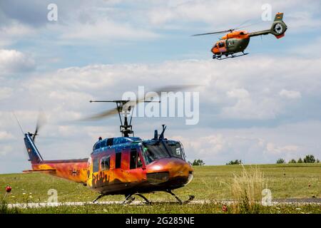 L'hélicoptère UH-1D Huey de l'armée allemande avec son successeur, le H145 a vu voler au-dessus. Banque D'Images