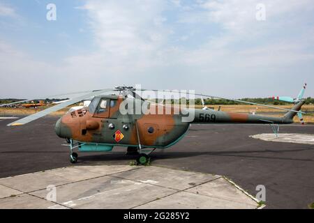 Ancienne Force aérienne de l'Allemagne de l'est mi-4 au musée de l'Armée de l'Air à Gazow, en Allemagne. Banque D'Images