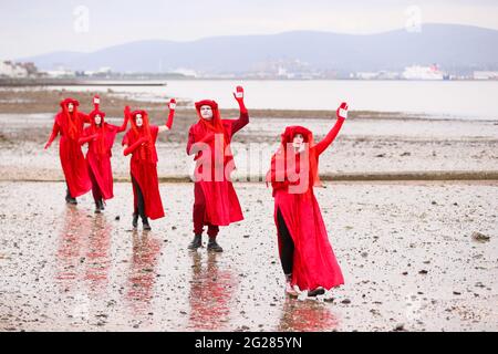 La Brigade rouge Rebel tient une manifestation « Tea in the Sea » à Belfast Lough, à Seapark, Co. Down, avant le sommet du G7 pour souligner la montée du niveau de la mer. Banque D'Images