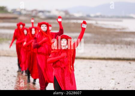 La Brigade rouge Rebel tient une manifestation « Tea in the Sea » à Belfast Lough, à Seapark, Co. Down, avant le sommet du G7 pour souligner la montée du niveau de la mer. Banque D'Images