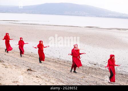 La Brigade rouge Rebel tient une manifestation « Tea in the Sea » à Belfast Lough, à Seapark, Co. Down, avant le sommet du G7 pour souligner la montée du niveau de la mer. Banque D'Images