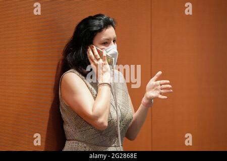 Berlin, Allemagne. 09e juin 2021. Dorothee Bär, Commissaire du Gouvernement fédéral à la numérisation, est sur son smartphone lorsqu'elle arrive à la réunion hebdomadaire du Cabinet du Gouvernement fédéral à la Chancellerie. Crédit : Markus Schreiber/AP POOL/dpa/Alay Live News Banque D'Images