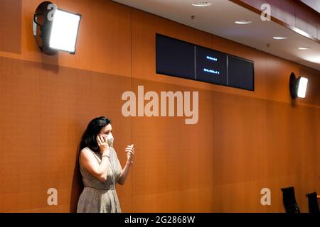 Berlin, Allemagne. 09e juin 2021. Dorothee Bär, Commissaire du Gouvernement fédéral à la numérisation, est sur son smartphone lorsqu'elle arrive à la réunion hebdomadaire du Cabinet du Gouvernement fédéral à la Chancellerie. Crédit : Markus Schreiber/AP POOL/dpa/Alay Live News Banque D'Images