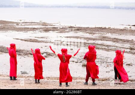 La Brigade rouge Rebel tient une manifestation « Tea in the Sea » à Belfast Lough, à Seapark, Co. Down, avant le sommet du G7 pour souligner la montée du niveau de la mer. Banque D'Images