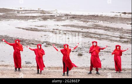 La Brigade rouge Rebel tient une manifestation « Tea in the Sea » à Belfast Lough, à Seapark, Co. Down, avant le sommet du G7 pour souligner la montée du niveau de la mer. Banque D'Images