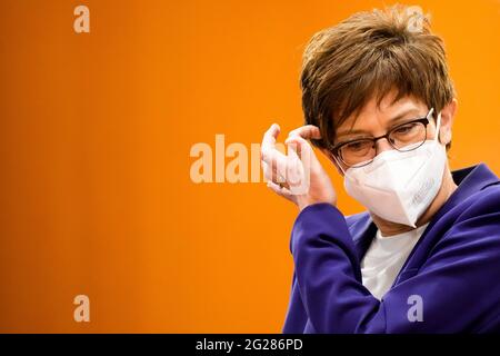 Berlin, Allemagne. 09e juin 2021. Annegret Kramp-Karrenbauer, ministre fédéral de la Défense, arrive à la Chancellerie pour la réunion hebdomadaire du cabinet du gouvernement allemand. Crédit : Markus Schreiber/AP POOL/dpa/Alay Live News Banque D'Images