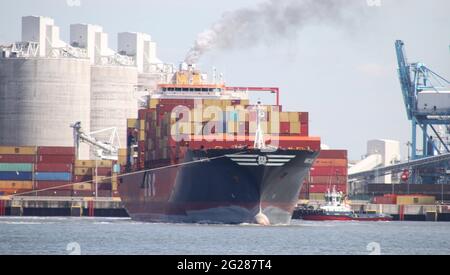 Liverpool, Royaume-Uni. 09e juin 2021. MSC Anya réalise un 360 dans la rivière Mersey crédit: IAN FairBrother/Alay Live News Banque D'Images