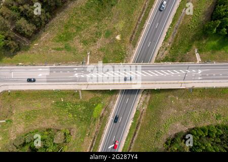 Vue en haut de la jonction multi-niveaux de l'autoroute, les véhicules se conduisent sur la voie publique, Lettonie Banque D'Images
